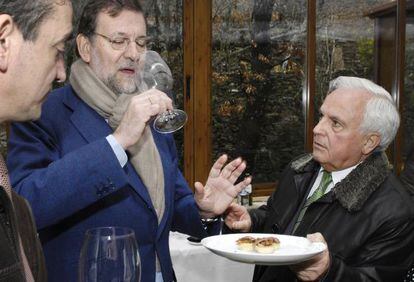 Jos&eacute; Luis Baltar (derecha) ofrece una tapa a Mariano Rajoy, antes de un acto electoral en Sarreaus (Ourense) en 2009. 