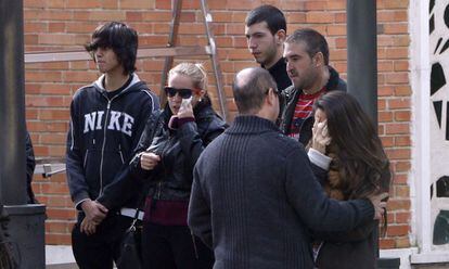 Más de un centenar de familiares y amigos ha despedido hoy en el cementerio de La Almudena a Cristina Arce de la Fuente, de 18 años, una de las tres jóvenes fallecidas en la avalancha del Madrid Arena
