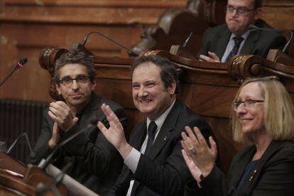 Jordi Hereu agradece los aplausos tras su discurso de despedida en Barcelona.