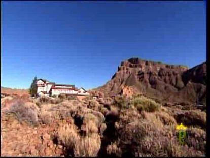 Una ruta por este hotel, más allá las impresionantes vistas al cráter natural de las Cañadas del Teide