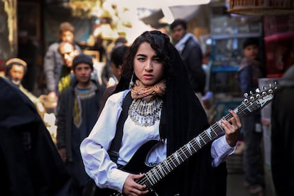 Una artista afgana posa para Fatimah Hossaini, en una imagen de la colección 'Perla en la ostra'.