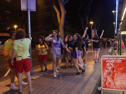 Unas chicas inglesas bailan en la calle, en Salou.