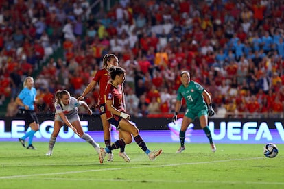 Lucia Garcia anota el primer gol de la selección española frente a Suiza. 