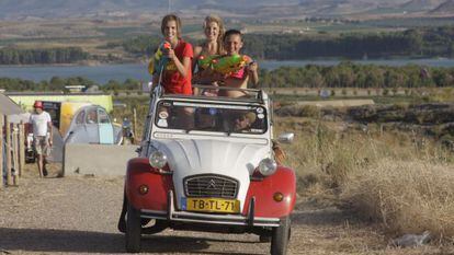 Una familia holandesa con su veh&iacute;culo en la 20&ordm; encuentro internacional de amigos del 2CV. 