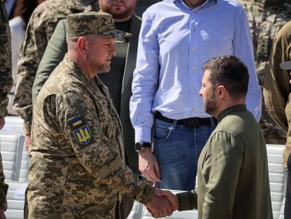 El presidente ucranio, Volodímir Zelenski, saludaba al comandante en jefe del país, Valeri Zaluzhni, en un acto en Kiev el pasado 24 de agosto