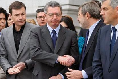 Gallardón, Gómez, y Lissavetzky, tras los cinco minutos de silencio en solidaridad con Lorca.