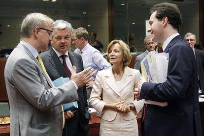 Salgado conversa con el comisario Olli Rehn (izquierda), el ministro belga Didier Reynders y el británico George Osborne, ayer en el Ecofin.