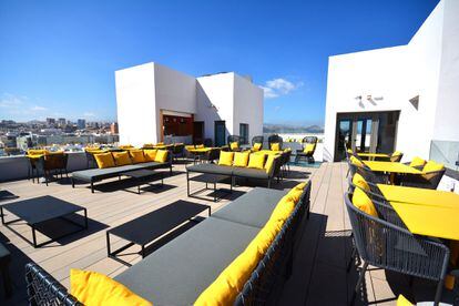 El IBEX Rooftop Bar ocupa la planta 12 de la antigua sede del Banco Exterior de España en Las Palmas.