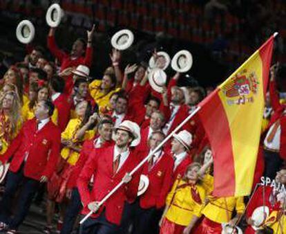 El jugador de baloncesto Pau Gasol encabeza el equipo olímpico español durante la ceremonia inaugural de los Juegos Olímpicos 2012, dirigida por el cineasta Danny Boyle.