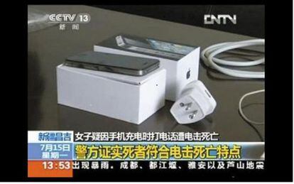 Teléfono y cargador de Ma Ailun, que parece no ser el estándar en China continental.