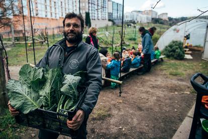 Miguel Roig, agricultor de EcoAgra, muestra a los alumnos de la escuela municipal A Caracola, en Mesoeiro (A Coruña) los productos ecológicos que este agricultor proporciona para las comidas en la escuela infantil.