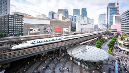 Un tren bala atravesando el centro de Tokio.