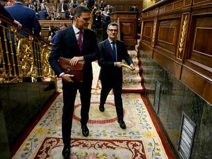 Félix Bolaños, tras Pedro Sánchez, el miércoles en el Congreso tras la primera sesión del debate de investidura.