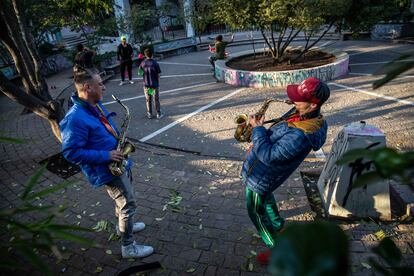 Un grupo de músicos practica en los alrededores de la Plaza Italia, esta zona fue protagonista de las protestas en Chile en el año 2019.