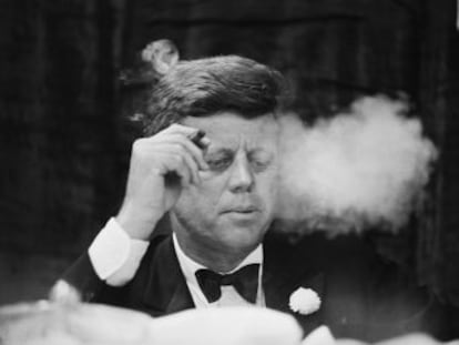 Hoy es el aniversario del asesinato de John Fitzgerald Kennedy, el presidente número 35 de Estados Unidos. Un mito de la cultura popular que se ha ido resquebrajando según se conocían sus secretos