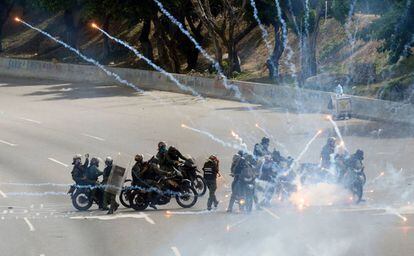 Agentes de la Guardia Nacional Bolivariana, durante las protestas contra el régimen de Nicolás Maduro, ayer en Caracas.