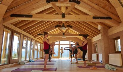 Clase de yoga en la 'shala' de Casa Cuadrau, en Huesca.