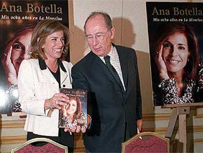 Ana Botella y Rodrigo Rato, ayer, en la presentación del libro de la esposa de José María Aznar.