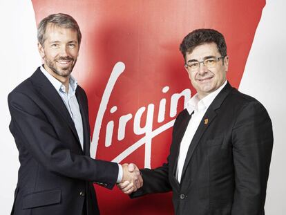 Josh Bayliss, consejero delegado de Virgin (I), y José Miguel Garcia, consejero delegado de Euskaltel.