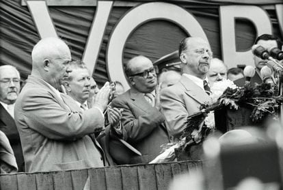 Nikita Jruschov aplaude a Walter Ulbricht en una visita a la RDA en 1957.