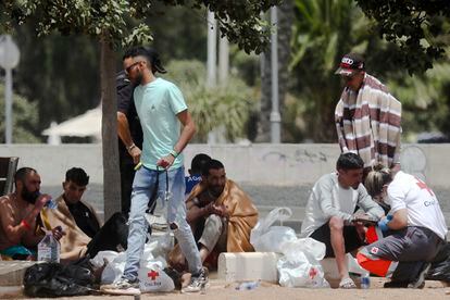 Inmigrantes magrebíes que llegaron el domingo en una zódiac a la playa del Reducto de Arrecife, en Lanzarote.
