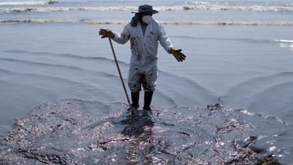 A worker in the cleaning tasks on the beach of Ventanilla, in Peru, this Tuesday, January 18.