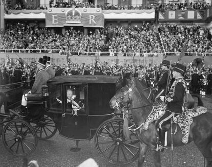 Sir Winston Churchill, entonces primer ministro británico, y su esposa, Lady Clementine Churchill, durante el paso de su carruaje por Hyde Park Corner, de camino a la abadía de Westminster para asistir a la coronación de Isabel II.