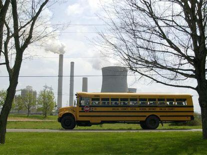 Un autobús escolar circula ante una central eléctrica en Ohio (Estados Unidos).