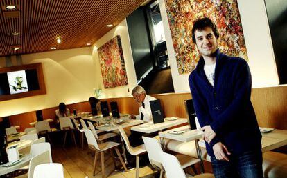 Álvaro Borovio delante de su obra que se expone en el restaurante Lateral, de Velázquez.