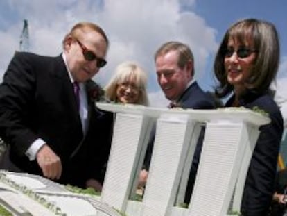 El presidente y accionista de Las Vegas Sands Corp, Sheldon Adelson, su esposa Miriam Adelson, el presidente de Las Vegas Sands, William Weidnerel, y su esposa Lynn Weidner contemplan una maquetadel nuevo casino Marina Bay Sands Casino