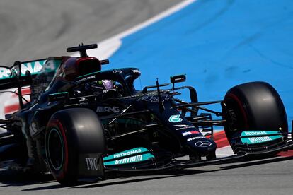 Lewis Hamilton, en su Mercedes este sábado en Montmeló.