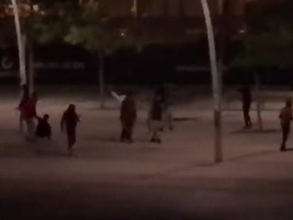 Captura de un vídeo de la pelea. En vídeo, las dos bandas de paquistaníes de Badalona quedaron para matarse con catanas.