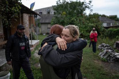 Maria, en el centro, abrazaba el miércoles a su madre en Izium tras siete meses sin verse desde el comienzo de la guerra.