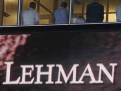 Trabajadores en el banco de Lehman Brothers