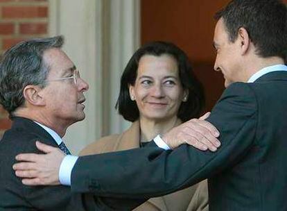 Álvaro Uribe, a la izquierda, saluda a José Luis Rodríguez Zapatero en presencia de Clara Rojas en La Moncloa.
