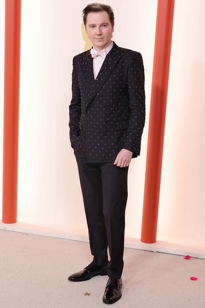 Paul Dano (Los Fabelman) acudió con una original chaqueta. Su look es de Dolce & Gabbana.