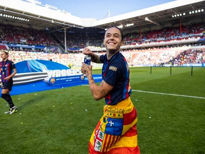 Mapi León, durante la celebración del Barcelona tras proclamarse campeonas de la Champions League femenina el pasado sábado en Eindhoven (Países Bajos).