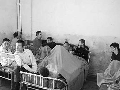 Niños y adolescentes discapacitados confinados en camas en un centro de rehabilitación en Sasca Mica, al este de Rumania