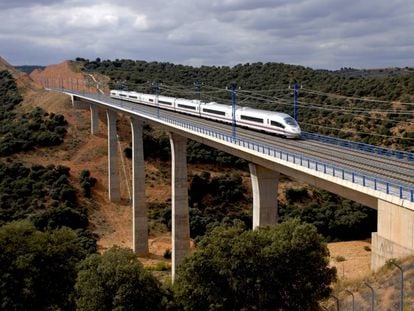 Un AVE que circula por la línea Madrid-Barcelona-frontera francesa, construida por Acciona.