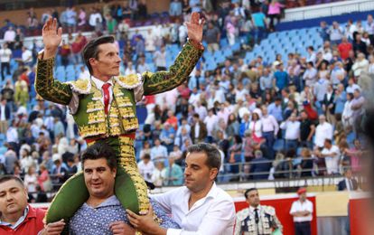 Diego Urdiales, a hombros, gran triunfador de la tarde en Bilbao.