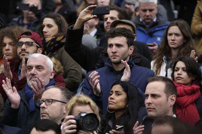 Un grupo de personas aplauden tras el minuto de silencio celebrado en Bruselas (Bélgica).