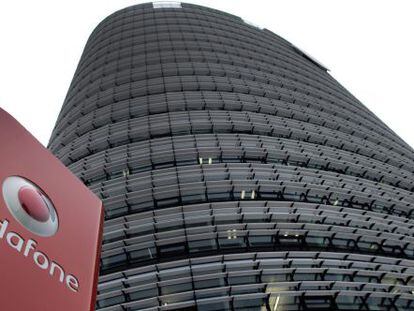 Imagen del logotipo del operador de telefonía móvil Vodafone, en su sede en Dusseldorf (Alemania).