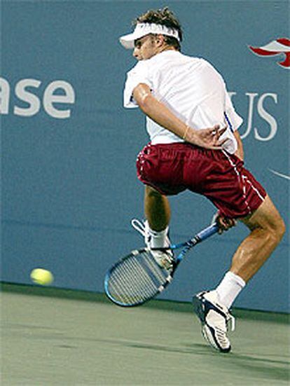 Roddick da un golpe espectacular en su partido ante Chela.