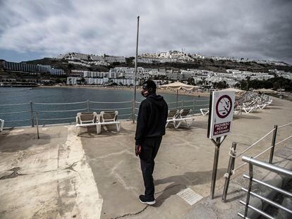 Mohammed Gail, un pescador senegalés, en el espigón de la playa de Puerto Rico, al sur de Gran Canaria. / ÁLVARO GARCÍA