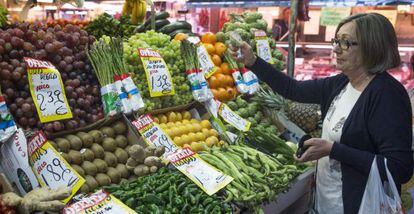 Una mujer hace la compra en un mercado de Madrid.