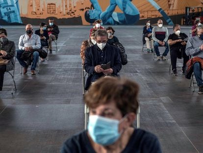 Varias personas esperan sentadas para descartar efectos secundarios tras recibir la vacuna de AstraZeneca el pasado miércoles en Ourense.