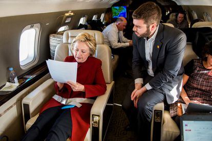 Hillary Clinton trabajaba con el redactor Dan Schwerin en su discurso de la victoria el 7 de noviembre de 2016.