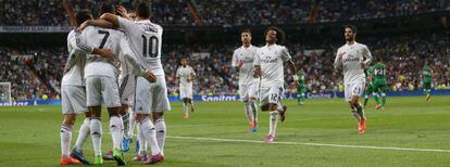 Los jugadores del Madrid celebra un gol al Elche.