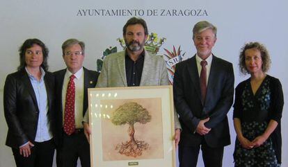 El alcalde de Zaragoza, Pedro Santisteve (segundo por la derecha), en un acto municipal.