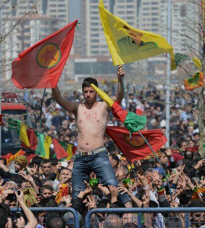 Miles de personas celebran en año nuevo y el anuncio del alto el fuego en Diyarbakir, la principal ciudad del Kurdistán turco.